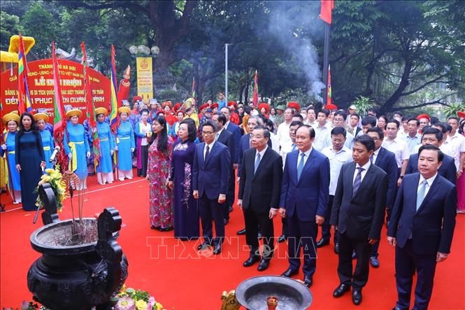 Phó Thủ tướng Chính phủ Vũ Đức Đam và lãnh đạo Thành phố Hà Nội dâng hương tại Thăng Long tứ trấn - đền Voi Phục. Ảnh: Văn Điệp - TTXVN
