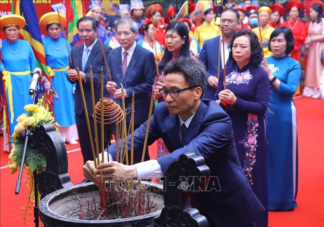 Phó Thủ tướng Vũ Đức Đam dâng hương tại đền Voi Phục. Ảnh: Văn Điệp - TTXVN