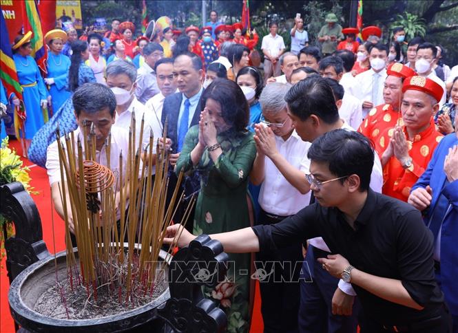 Đại biểu cùng nhân dân Thủ đô dâng hương tại đền Voi Phục. Ảnh: Văn Điệp - TTXVN