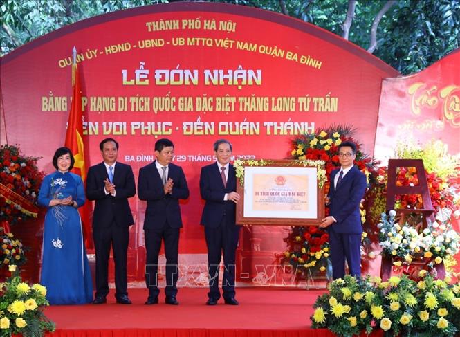 Phó Thủ tướng Vũ Đức Đam trao Bằng xếp hạng Di tích quốc gia đặc biệt Thăng Long tứ trấn đền Voi Phục, đền Quán Thánh. Ảnh: Văn Điệp - TTXVN