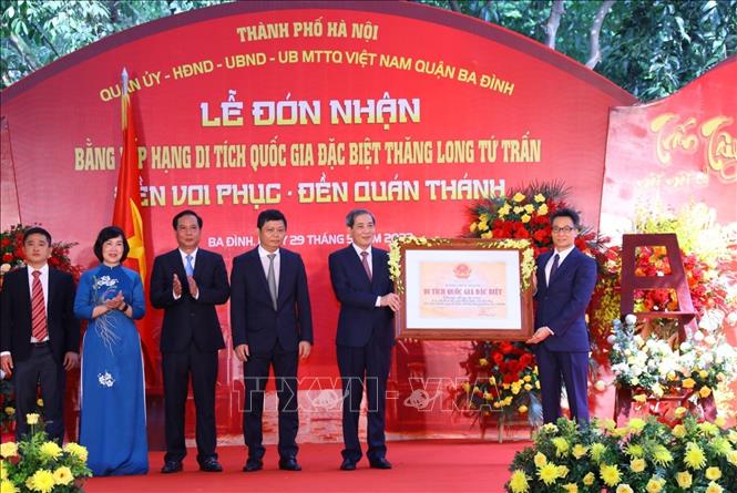 Phó Thủ tướng Vũ Đức Đam trao Bằng xếp hạng Di tích quốc gia đặc biệt Thăng Long tứ trấn - đền Voi Phục, đền Quán Thánh. Ảnh: Văn Điệp - TTXVN