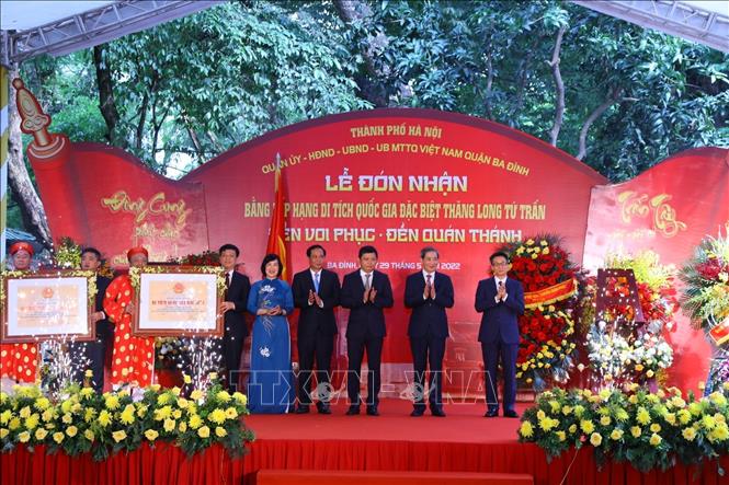 Phó Thủ tướng Vũ Đức Đam trao Bằng xếp hạng Di tích quốc gia đặc biệt Thăng Long tứ trấn - đền Voi Phục, đền Quán Thánh. Ảnh: Văn Điệp - TTXVN