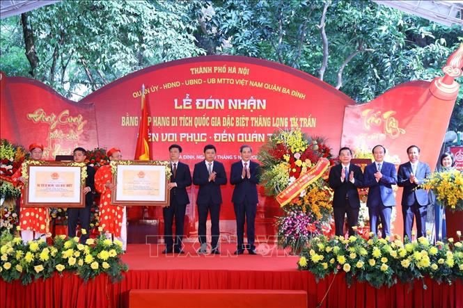 Lãnh đạo Thành phố Hà Nội tặng hoa, chúc mừng chính quyền và nhân dân quận Ba Đình. Ảnh: Văn Điệp - TTXVN