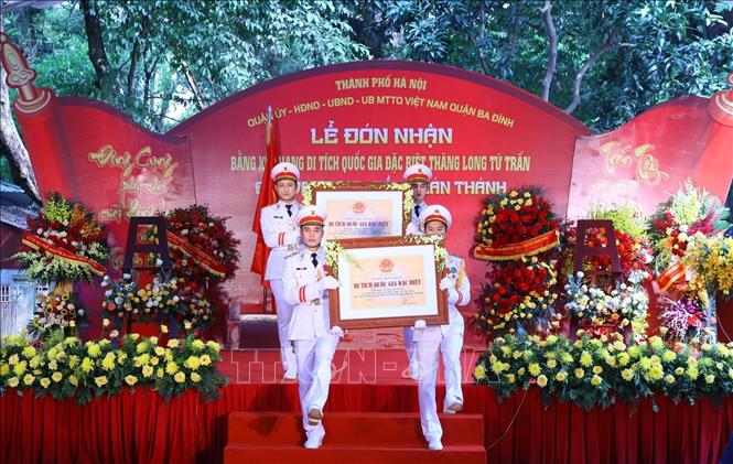 Nghi lễ rước Bằng xếp hạng Di tích quốc gia đặc biệt Thăng Long tứ trấn - đền Voi Phục, đền Quán Thánh. Ảnh: Văn Điệp - TTXVN
