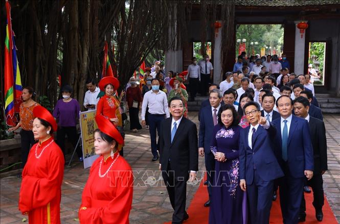 Phó Thủ tướng Chính phủ Vũ Đức Đam cùng lãnh đạo Thành phố Hà Nội dự lễ rước Bằng xếp hạng Di tích quốc gia đặc biệt Thăng Long tứ trấn tại đền Voi Phục. Ảnh: Văn Điệp - TTXVN
