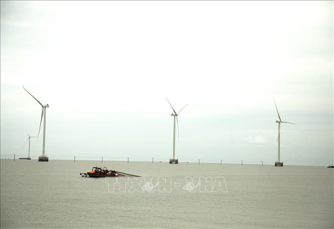 Trong ảnh: Trụ tuabin trên biển thuộc Nhà máy điện gió số 5 tại xã Thạnh Hải, huyện Thạnh Phú (Bến Tre). Ảnh: Hồng Đạt - TTXVN
