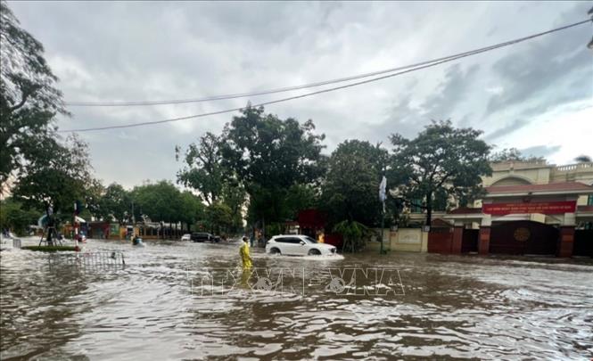 The water flooded the car at the intersection of Dien Bien Phu and Tran Phu streets. VNA Photo