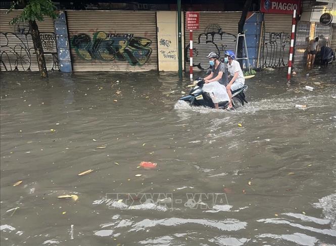 The water flooded vehicles at the intersection of Dien Bien Phu and Tran Phu streets. VNA Photo