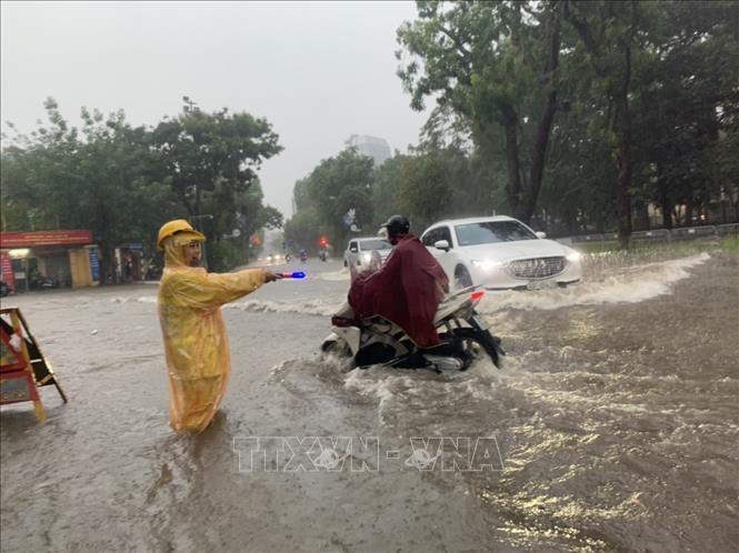 The heavy rain flooded half a car wheel on the streets of Nguyen Tri Phuong and Dien Bien Phu. VNA Photo