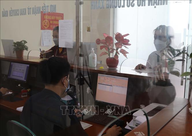 Trong ảnh: Hải quan cửa khẩu Tân Thanh kiểm tra dữ liệu khai báo trên phần mềm Cửa khẩu số. Ảnh: Quang Duy - TTXVN