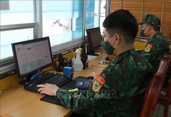 Trong ảnh: Lực lượng Biên phòng CKQT Hữu Nghị kiểm soát người và phương tiện qua phần mềm trực tuyến. Ảnh: Quang Duy - TTXVN