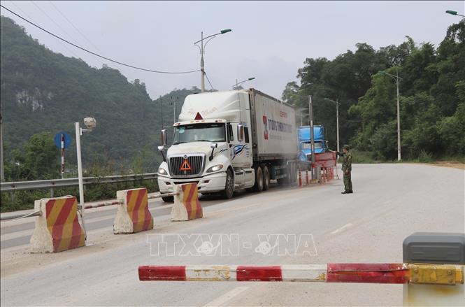 Trong ảnh: Hệ thống Camera giám sát phương tiện chở hàng hóa vào khu vực cửa khẩu Tân Thanh. Ảnh: Quang Duy - TTXVN