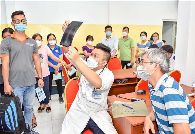Trong ảnh: Liên đoàn Lao động quận Tân Bình phối hợp với Bệnh viện Chỉnh hình và phục hồi chức năng Thành phố Hồ Chí Minh tổ chức Ngày hội “Vì sức khỏe người lao động” năm 2022. Ảnh: Thanh Vũ - TTXVN