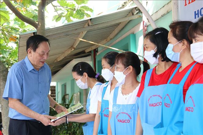 Trong ảnh: Tổng Giám đốc Công ty TNHH may thêu Hà Giang Trần Vinh Phùng trao quà cho công nhân lao động có hoàn cảnh khó khăn nhân Tháng Công nhân lần thứ 14 năm 2022. Ảnh: Thanh Vũ - TTXVN