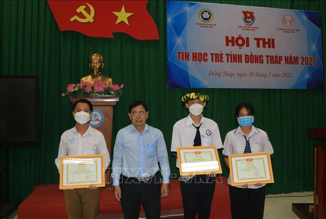 Trao giải cho các thí sinh (bậc Trung học Phổ thông) đạt giải cao trong Hội thi Tin học trẻ tỉnh Đồng Tháp năm 2022. 
Ảnh: Nhựt An - TTXVN