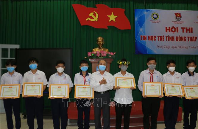 Trao giải cho các thí sinh (bậc Trung học Cơ sở) đạt giải cao trong Hội thi Tin học trẻ tỉnh Đồng Tháp năm 2022. 
Ảnh: Nhựt An - TTXVN