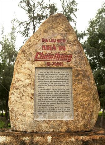 Trong ảnh: Bia lưu niệm về Nhà in Chiến thắng (B7000) trong quần thể bia lưu niệm, Khu du lịch di tích Đường Hồ Chí Minh trên biển tại Bến Tre. Ảnh: Hồng Đạt - TTXVN
