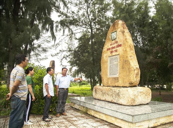 Trong ảnh: Du khách tìm hiểu quần thể bia lưu niệm về các đơn vị hoàn thành xuất sắc nhiệm vụ chính trị trong cuộc kháng chiến chống Mỹ, cứu nước của tỉnh Bến Tre. 
Ảnh: Hồng Đạt - TTXVN
