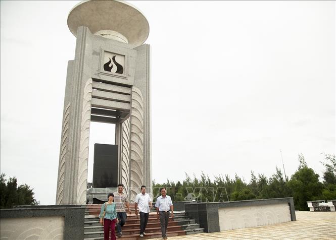 Trong ảnh: Đài tưởng niệm di tích Đường Hồ Chí Minh trên biển tại Bến Tre, cao 13,6m với 4 trụ đài khắc chìm hình ảnh tàu lá dừa, có văn bia ghi lại tóm tắt về lịch sử con đường Hồ Chí Minh trên biển huyền thoại.
Ảnh: Hồng Đạt - TTXVN
