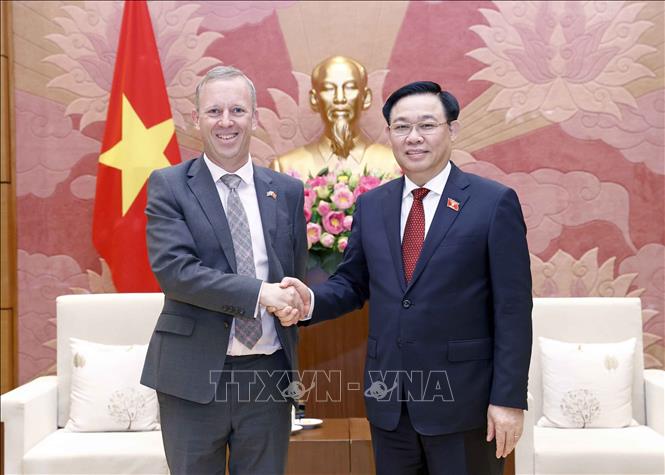 National Assembly Chairman Vuong Dinh Hue receives British Ambassador to Vietnam Gareth Ward. VNA Photo: Doãn Tấn