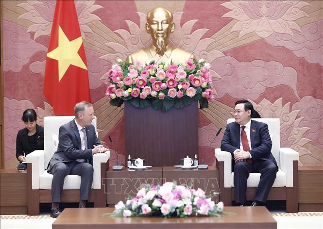 National Assembly Chairman Vuong Dinh Hue receives British Ambassador to Vietnam Gareth Ward. VNA Photo: Doãn Tấn