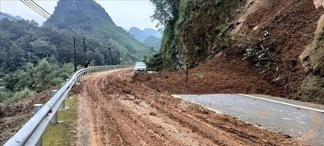 Sạt lở trên tuyến Quốc lộ 4a tại xã Quang Trung, huyện Trùng Khánh. Ảnh: TTXVN phát

