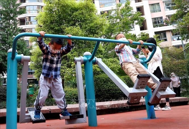 Trong ảnh: Trẻ em đeo khẩu trang phòng dịch COVID-19 tại khu vui chơi ở Thượng Hải, Trung Quốc, ngày 17/5/2022. Ảnh: THX/ TTXVN