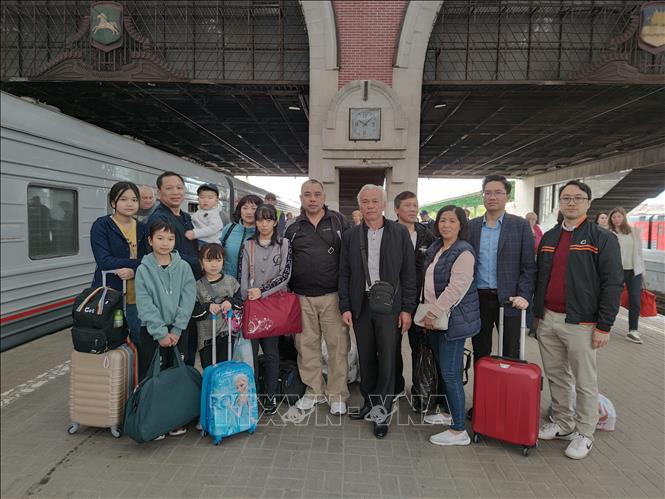 Đón những người Việt từ Donetsk tại nhà ga xe lửa Kazan ở thủ đô Moskva. Ảnh: Duy Trinh - P/v TTXVN tại Nga