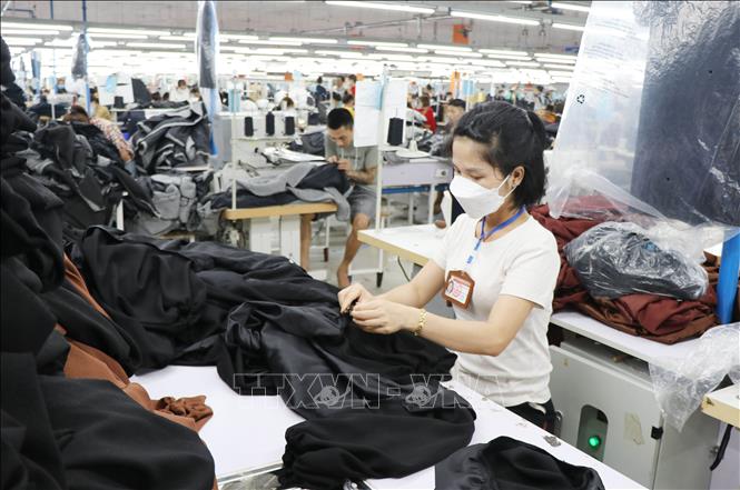 Trong ảnh: Công nhân Nhà máy may Thagaco Đại Từ hoàn thiện sản phẩm may xuất khẩu. Ảnh: Hoàng Nguyên - TTXVN