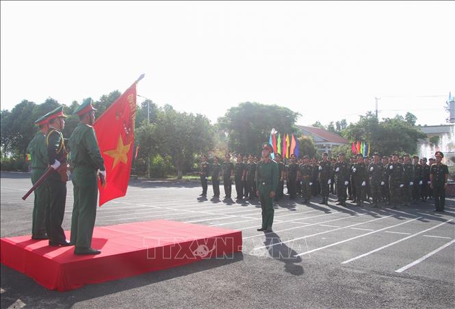 Trong ảnh: Chiến sĩ thực hiện nghi thức tuyên thệ. Ảnh: Hồng Thái - TTXVN