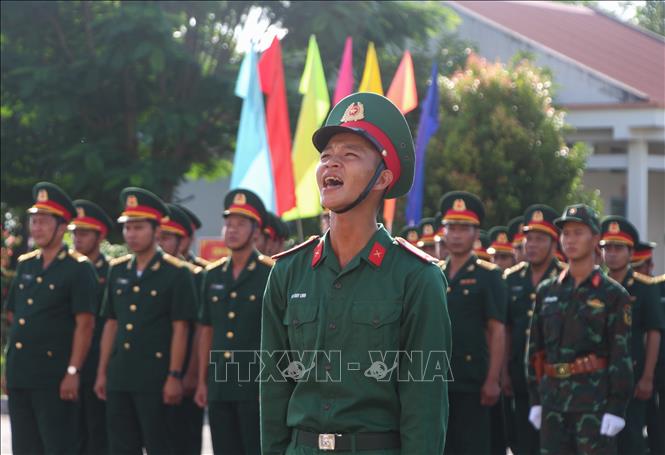 Trong ảnh: Chiến sĩ thực hiện nghi thức tuyên thệ. Ảnh: Hồng Thái - TTXVN