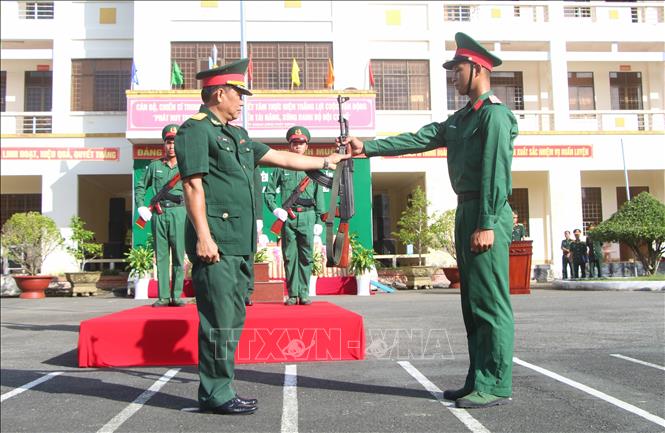 Trong ảnh: Trung đoàn trưởng Trung đoàn 114 trao vũ khí cho chiến sĩ mới. Ảnh: Hồng Thái - TTXVN