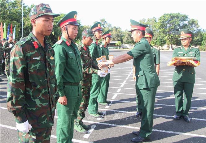Trong ảnh: Các cá nhân có thành tích tốt trong huấn luyện nhận Giấy khen. Ảnh: Hồng Thái - TTXVN