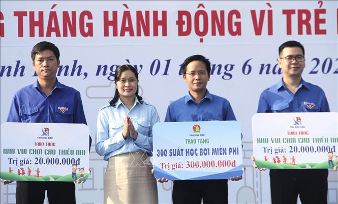 Trong ảnh: Tỉnh đoàn Bình Định trao tặng khu vui chơi và các suất học bơi miễn phí cho các em thiếu nhi có hoàn cảnh khó khăn. Ảnh: Nguyên Linh - TTXVN
