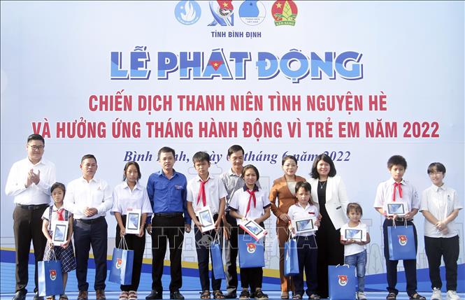 Trong ảnh: Tặng quà cho học sinh có hoàn cảnh khó khăn vượt khó học giỏi trên địa bàn tỉnh Bình Định. Ảnh: Nguyên Linh - TTXVN