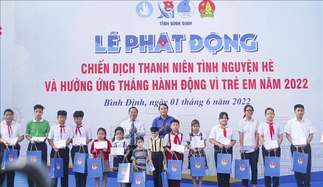 Trong ảnh: Tặng quà cho học sinh có hoàn cảnh khó khăn vượt khó học giỏi trên địa bàn tỉnh Bình Định. Ảnh: Nguyên Linh - TTXVN