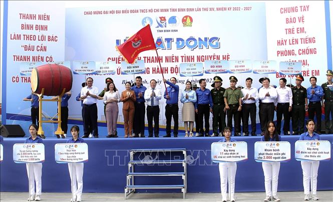 Trong ảnh: Chủ tịch UBND tỉnh Bình Định Nguyễn Phi Long trao cờ phát động tuổi trẻ Bình Định thi đua tình nguyện Hè 2022 cho Tỉnh đoàn Bình Định. Ảnh: Nguyên Linh - TTXVN