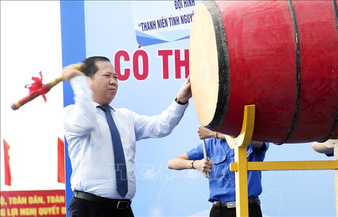 Trong ảnh: Chủ tịch UBND tỉnh Bình Định Nguyễn Phi Long đánh trống phát động tuổi trẻ Bình Định thi đua tình nguyện Hè 2022. Ảnh: Nguyên Linh - TTXVN