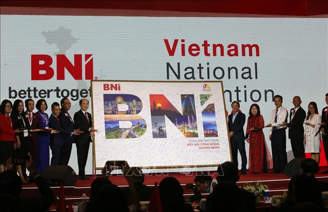 Trong ảnh: Ông Hồ Quang Minh, Chủ tịch BNI Việt Nam (bên trái) trao tặng bức tranh có chữ ký của các doanh nhân cho đại diện Sở Du lịch Đà Nẵng tại chương trình. Ảnh: Trần Lê Lâm – TTXVN