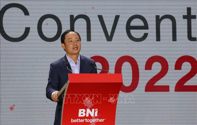 Trong ảnh: Phó Giám đốc Sở Du lịch Đà Nẵng Nguyễn Xuân Bình phát biểu chào mừng đoàn khách MICE với hơn 1.000 doanh nhân đến tham dự chương trình “Hội ngộ đỉnh cao BNI 2022”. Ảnh: Trần Lê Lâm – TTXVN  