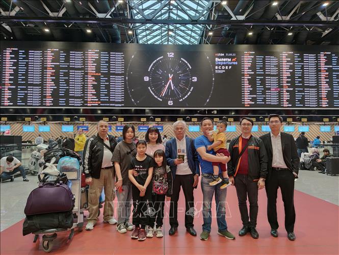 The evacuees at Sheremetievo International Airport, Russia, ready for a flight back to Vietnam. VNA Photo: Duy Trinh
