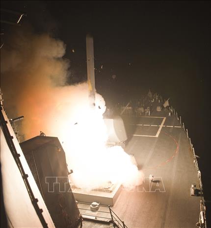 Trong ảnh (do Hải quân Mỹ cung cấp): Tên lửa Tomahawk được phóng từ tàu khu trục USS Arleigh lớp Burke từ Biển Đỏ, trong chiến dịch chống tổ chức khủng bố IS tại Syria. Ảnh: AFP/TTXVN