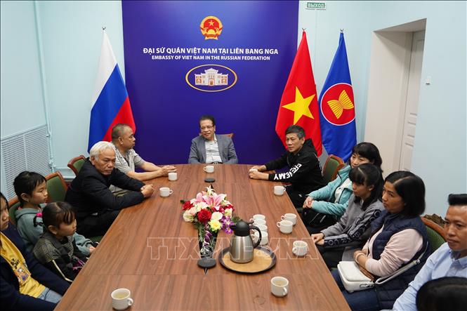Ambassador Dang Minh Khoi receives evacuees at the Vietnamese Embassy in Russia. VNA Photo: Duy Trinh