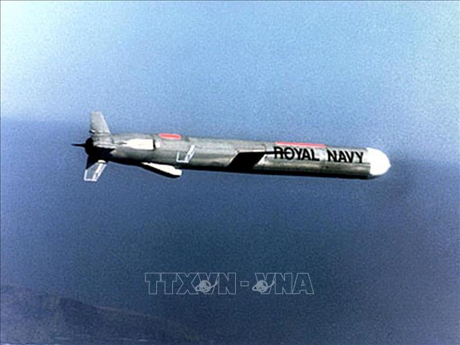 Trong ảnh: Tên lửa Tomahawk của Hải quân Hoàng gia Anh được phóng từ một địa điểm bí mật. Ảnh: AFP/TTXVN
