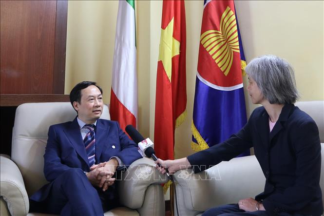 Trong ảnh: Đại sứ Việt Nam tại Italy Dương Hải Hưng trả lời phỏng vấn của phóng viên TTXVN. Thực hiện: Trường Dụy-Pv TTXVN tại Italy