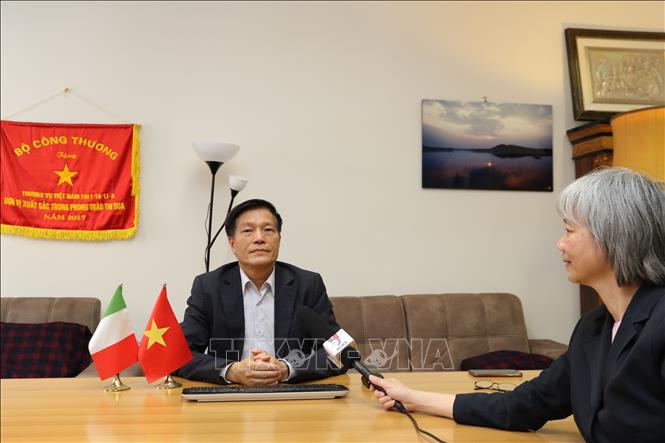 Trong ảnh: Tham tán Thương mại Nguyễn Đức Thanh trả lời phỏng vấn của phóng viên TTXVN. Thực hiện: Trường Dụy--PV TTXVN tại Italy 