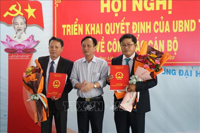 Chủ tịch tỉnh Bạc Liêu Phạm Văn Thiều trao quyết định bổ nhiệm Hiệu trưởng trường Đại học Bạc Liêu cho ông Phan Văn Đàn (bìa phải) và Phó hiệu trưởng Tiền Hải Lý. Ảnh: Nhật Bình - TTXVN