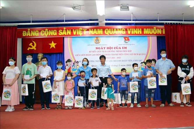 Trong ảnh: Liên đoàn Lao động thành phố cùng các đơn vị tài trợ tặng quà cho các em thiếu nhi nhân ngày Quốc tế thiếu nhi 1/6. Ảnh: Thanh Vũ – TTXVN