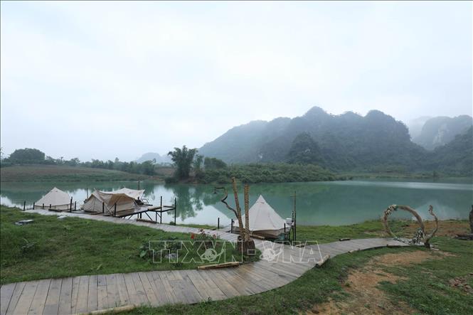 Trong ảnh: Du khách cắm trại nghỉ dưỡng quanh hồ Nong Dùng. Ảnh: Anh Tuấn – TTXVN