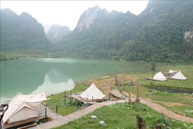 Trong ảnh: Du khách cắm trại nghỉ dưỡng quanh hồ Nong Dùng. Ảnh: Anh Tuấn – TTXVN